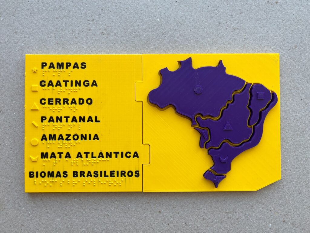 [Descrição]: Foto vista de cima do Mapa Tátil dos Biomas Brasileiros. [Fim da descrição]