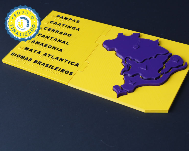 [Descrição]: Imagem clicável, que direciona para a página do Mapa dos Biomas Brasileiros. Foto em perspectiva com fundo preto, do mapa montado. No canto superior esquerdo a imagem contém o selo de Produto Finalizado. [Fim da Descrição]